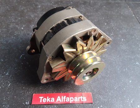 Renault Trucks / Lichtmachine / Alternator / Dynamo / Alternateur / Valeo 436348 / A14N3T / 2100894 / A020 / 28V / 65A /